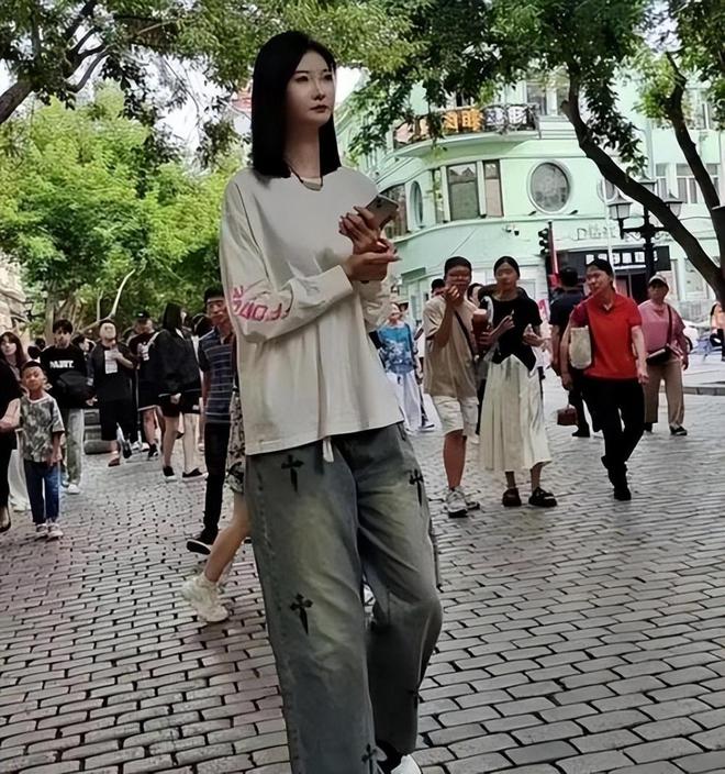6米貌美如花妈妈却嫌弃：比门还高咋找对象尊龙凯时新版APP首页20岁女孩身高22(图1)