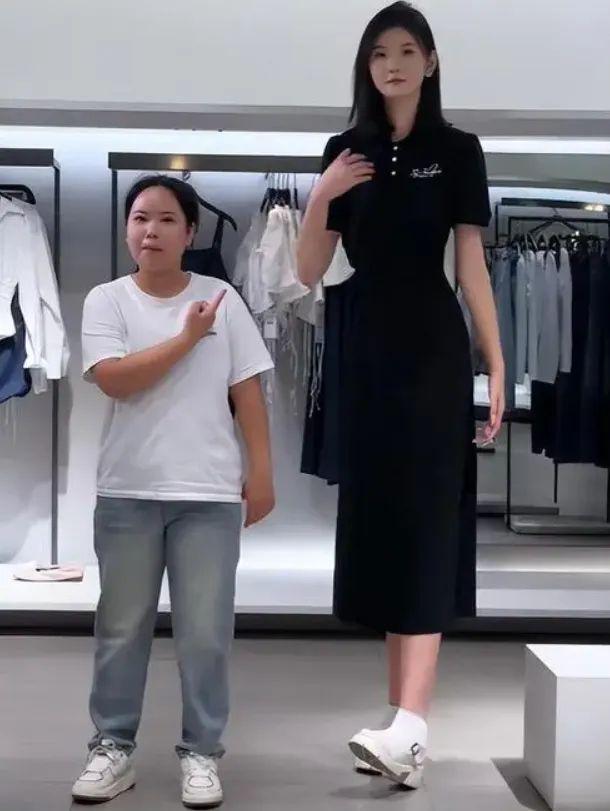 6米貌美如花妈妈却嫌弃：比门还高咋找对象尊龙凯时新版APP首页20岁女孩身高22(图4)