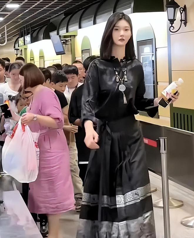 6米貌美如花妈妈却嫌弃：比门还高咋找对象尊龙凯时新版APP首页20岁女孩身高22(图9)